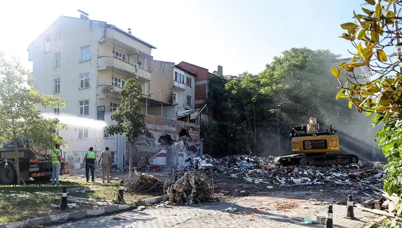 Sındırgı'da Deprem Sonrası Artçı Sarsıntılar Devam Ediyor: 4.0, 3.6 ve 3.9 Şiddetinde