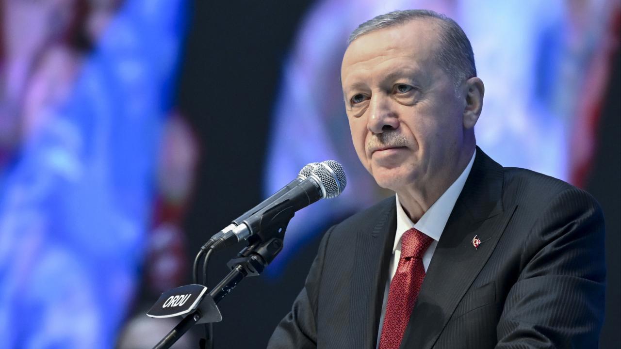 Erdoğan, Özel'e gönderme yaptı: "Esenyurt'tan, Beşiktaş'tan haberin yoksa işi bırak"