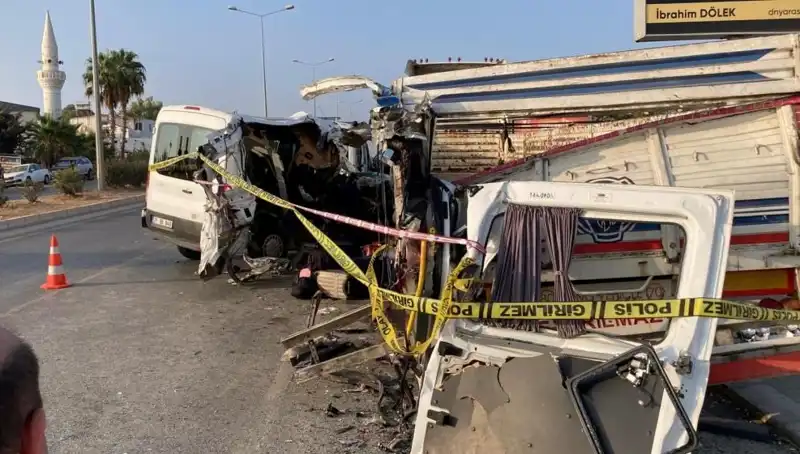 Mersin'de Tatil Yolu Üzerinde Feci Kaza: İki Ölü, 10 Yaralı