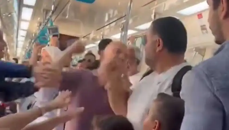 Marmaray'da Şok Eden Yumruklu Kavga Kameralara Yansıdı