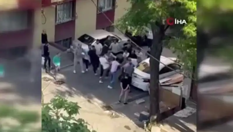 Kapıları Zorlayan Madde Bağımlısına Sokaklarda Sert Cevap: Vatandaşlar Müdahale Etti
