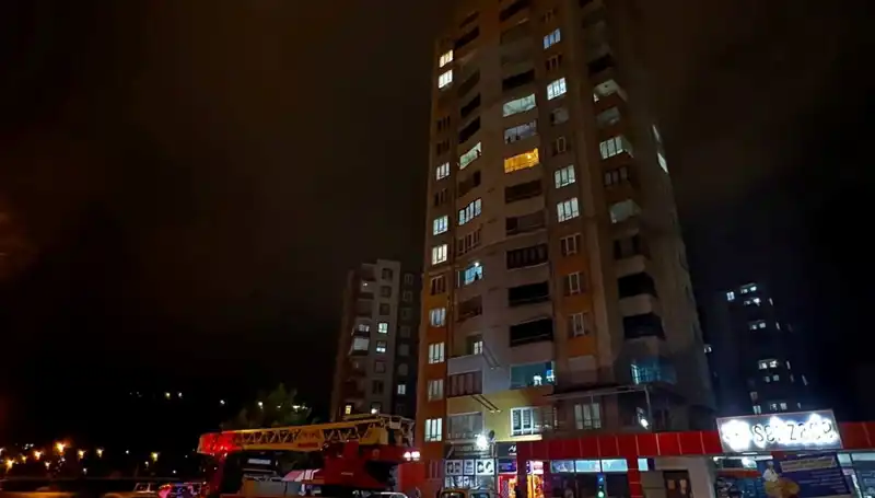 : Apartmanın Çatısına Düşen Yıldırım, Mahallede Korku Saldı