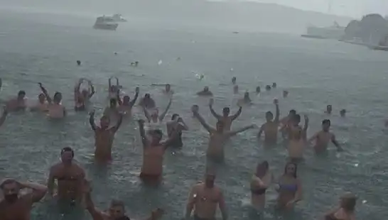 İstanbul'un Bebek Sahili'nde Yağmura Rağmen Denize Girenler Merak Konusu Oldu!