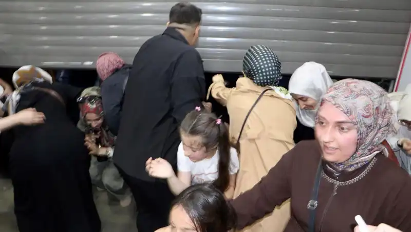 Alışveriş Merkezinde Yüzde 50 İndirim Fırtınası: Müşteriler Çılgına Döndü!