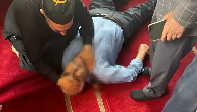 Camide Cani Saldırı: Namaz Kılan Vatandaş Bıçaklandı