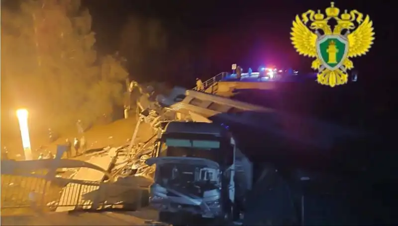 Rusya'da Feci Kaza: Tren Üzerine Çöken Köprüde Can Kaybı Yaşandı