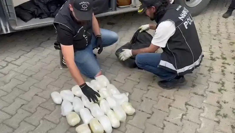 Yolcunun Valizinde 13 Kilo Metamfetamin Bulundu: Uyuşturucu Kaçakçılığı Öne Çıktı
