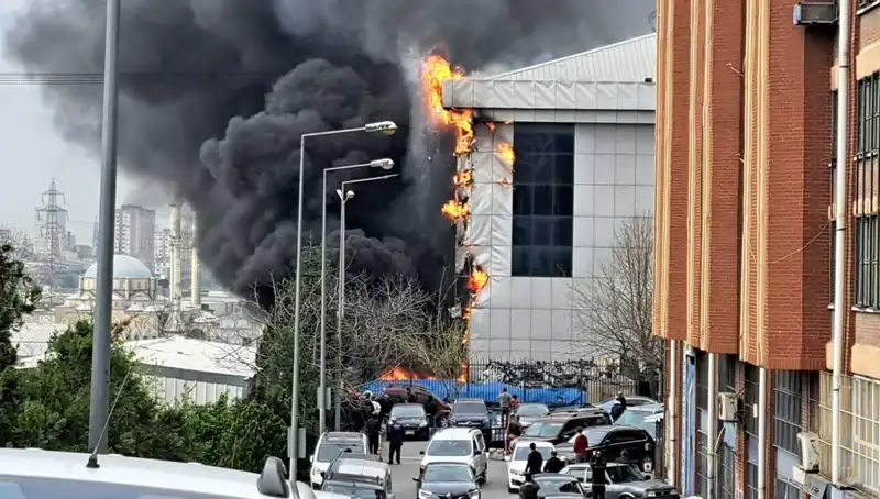 Başakşehir’de Sanayi Sitesinde Büyük Yangın: Ekipler Seferber Oldu