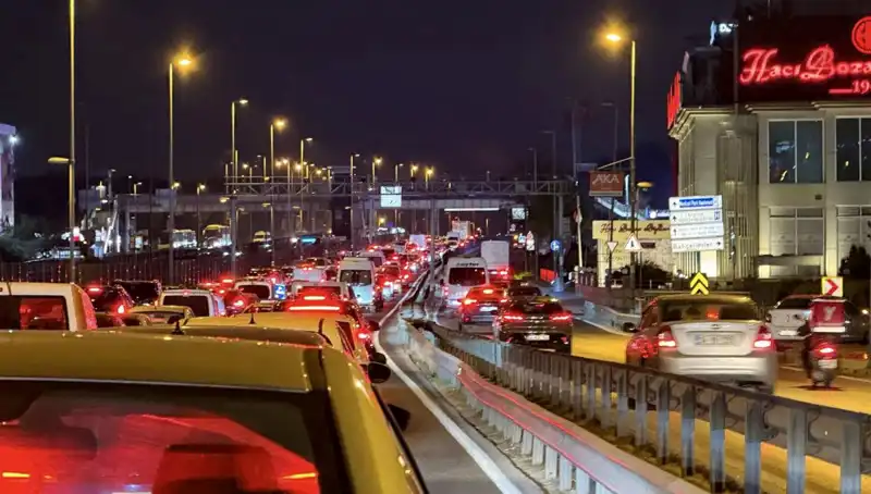 Yenibosna Metrobüs Yaya Üst Geçidinde Yapılan Çalışmalar Hızla İlerliyor