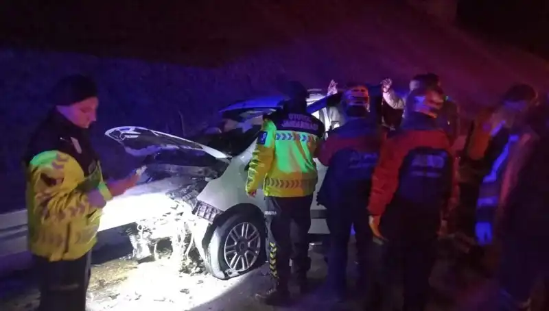Bariyer Otomobile Saplandı: Korkunç Kazada 4 Kişi Yaralandı!