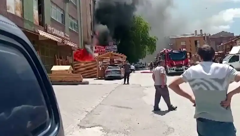 Ankara'da İş Yerlerinde Büyük Yangın: Korkutan Alevler Yükseldi
