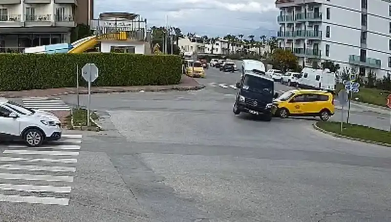 Kavşakta Meydana Gelen Feci Kazada Minibüs ve Taksi Çarpıştı: Son Durum Ne?