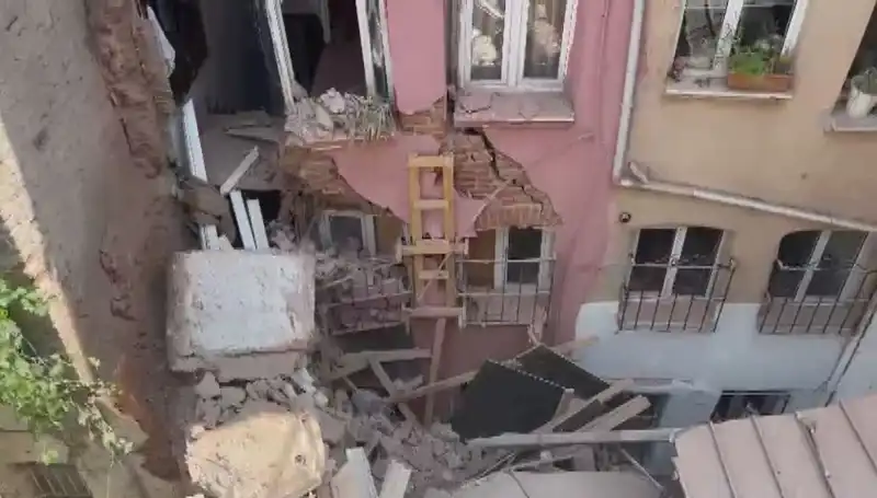 İstanbul'da Üç Katlı Binanın Balkonu Çöktü: Olayın Ayrıntıları!