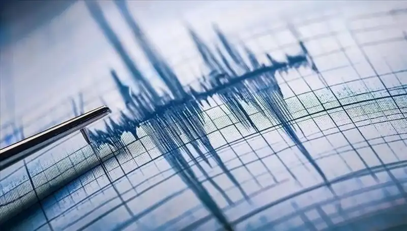 Ege Bölgesi'nde 3.3 Büyüklüğünde Deprem: Vatandaşlar Panik İçinde