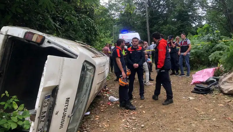 Rize'de Minibüs Dehşeti: Yamaçtan Yuvarlanınca İki Can Gitti